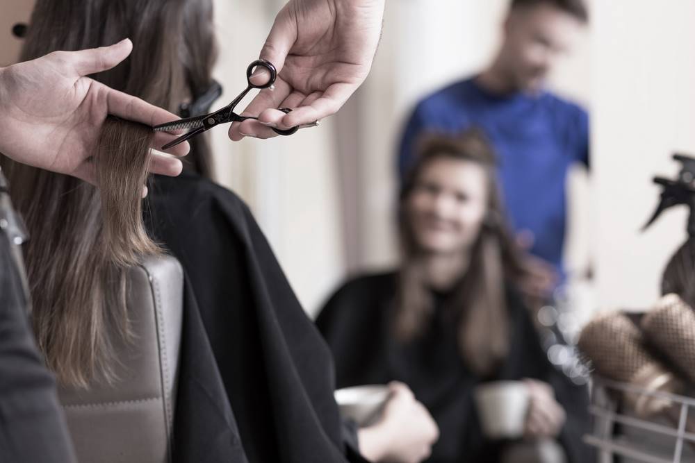 Fermez-vous Vers Le Haut De La Vue De La Mèche De Participation De Main De  Coiffeur Des Cheveux Image stock - Image du mode, longtemps: 75818549