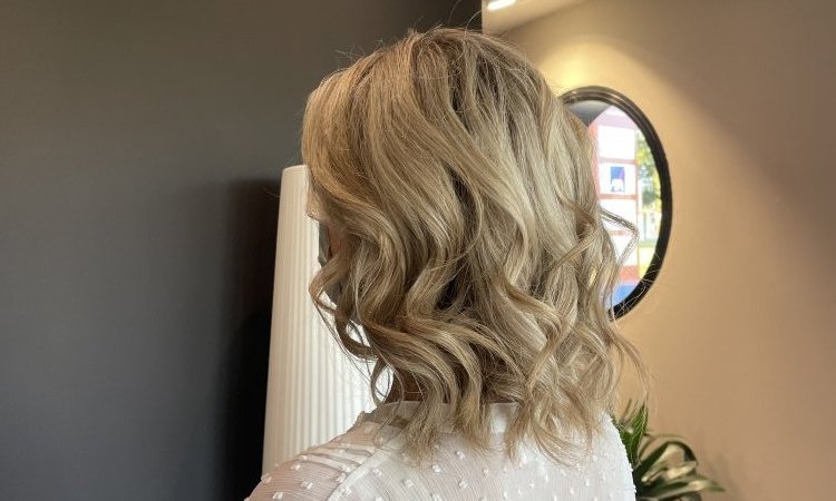 Coiffeur visagiste spécialisé dans la blondeur et le contouring à Melesse